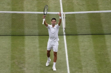 (FOTO) NIJE MOGAO DA ĆUTI: Federer se oglasio posle Novakove titule na Vimbldonu, Švajcarac ŠOKIRAO planetu!