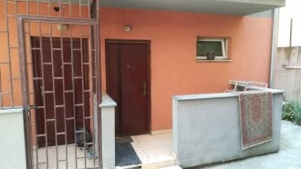 (FOTO/VIDEO) REPUBLIKA U RAKOVICI! U ovoj kući se odigrao krvavi pir: Uhapšena žena koja je nožem izbola muža!