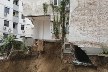 (FOTO, VIDEO) PRVE SLIKE SA LICA MESTA: Evo kako izgleda urušena zgrada na Vračaru, u toku EVAKUACIJA stanara