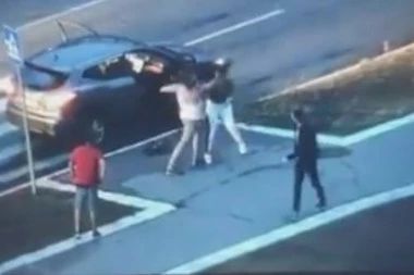(VIDEO) JOŠ JEDNO PREBIJANJE DEVOJKE U BEOGRADU: Izvukao je iz kola i mučki šutirao i udarao pesnicama po telu