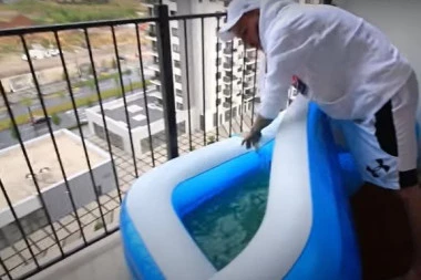 BAHATOST BEZ GRANICA! Jutjuber Miloš u Beogradu na vodi ispraznio PREKO TERASE pun bazen smrdljive vode (VIDEO)