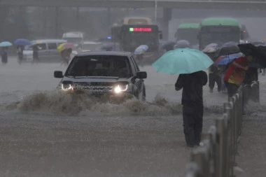 (FOTO) SMAK SVETA U KINI! Obilne kiše paralizovale Henan, stradalo najmanje 12 ljudi