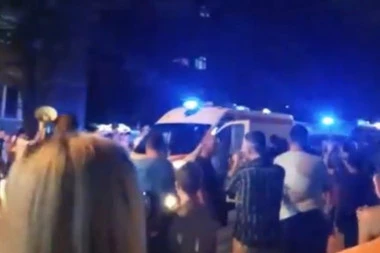 (VIDEO) ROTACIJE ZA NASTRADALOG DEČAKA: Građani protestuju na mestu gde je VOZAČ KUKAVICA udario mališane i pobegao!