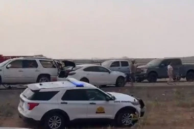 (FOTO/VIDEO) JEZIVA TRAGEDIJA: U lančanom sudaru slupano 20 automobila, najmanje sedmoro mrtvih!