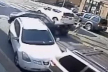 (VIDEO) DRAMATIČNE SCENE SPASAVANJA: Beba ostala zarobljena ispod automobila, policija i prolaznici je SPASILI!