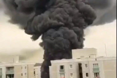 JEZIVI SNIMCI IZ ISTANBULA: Gori skladište logističke kompanije, ljudi u panici beže na sve strane! (VIDEO)