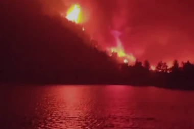(VIDEO) GORI GRČKA! Ljude trajektima evakuišu sa ostrva u plamenu!