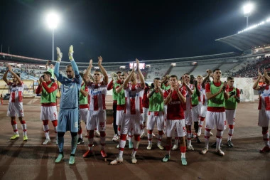 VAŽNA LEKCIJA: Fudbaleri Crvene zvezde na kolektivnoj molitvi pred meč sa Klužom! (FOTO)