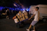 OČAJ VLASNIKA LOKALA U BLOKU 70! Kinezi tračali da spasu šta se spasiti može: Potresne scene ispred tržnog centra na Novom Beogradu (FOTO)