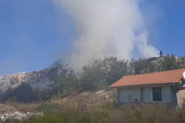PONOVO GORI DEPONIJA U TOPOLI: Vatra se približava reciklažnom centru, građani u STRAHU! (FOTO/VIDEO)