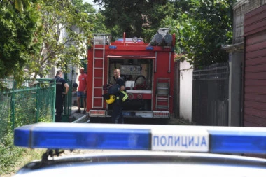 AUTOMOBIL POTPUNO IZGOREO: Veliki požar ispred kuće u Sremskim Karlovcima (VIDEO)