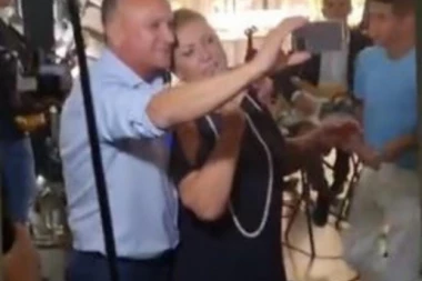 NOVAK ĐOKOVIĆ’S FATHER CAUGHT WITH FAMOUS SINGER: He was hugging her and THEY MADE A VIDEO BY PHONE, THE PHOTO SURFACED AFTERWARDS WHICH MAKES IT ALL CLEAR! (PHOTO)