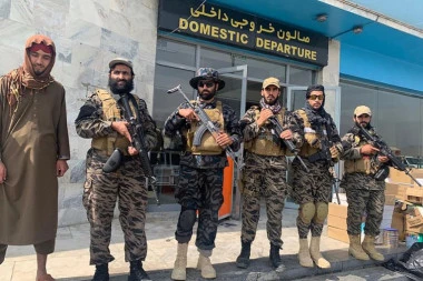 NIŠTA LUĐE NEĆETE VIDETI U 2023: Pogledajte kako TALIBANI patroliraju sa puškama ulicama Avganistana!
