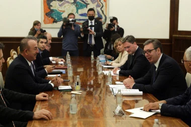 POSEBAN POKLON ZA VUČIĆA! Čavušoglu iznenadio predsednika Srbije (FOTO)