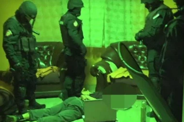 EKSPRESNA AKCIJA POLICIJE I BIA PRIPADNIKA: Uhapšeno 10 ljudi, pronađeni narkotici, milioni dinara, oružje (VIDEO)