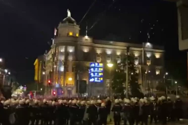 HAOS ISPRED VLADE SRBIJE! Raspop Antonije gađao policiju i novinare jajima (VIDEO)