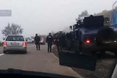 ALBANCI ŠALJU POJAČANJE NA PRELAZ: Kolona vozila kosovske policije rano jutros prošla kroz Zubin Potok na putu za Brnjak!