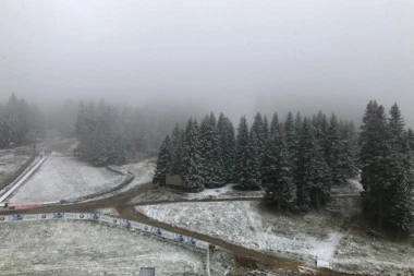 ZABELELO U BEOGRADU: Prvi sneg pao u Obrenovcu, na Zlatiboru mećava (VIDEO)