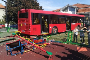 Vozač autobusa koji je uleteo u park u Zemunu pušten da se BRANI SA SLOBODE