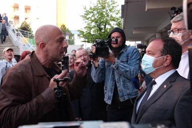 CROATS WANTED TO LYNCH THEIR MINISTER OF HEALTH: A group of anti-vaxxers attacked him in front of a hospital