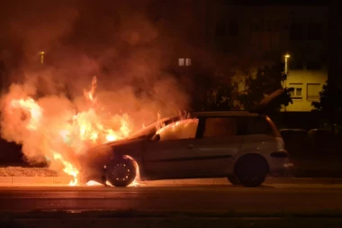 JEZIVA NESREĆA KOD ODŽAKA: Nakon sudara automobil se zapalio, ljudi izvlačili vozača iz vatrene buktinje