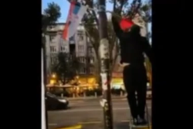 "KAKO NAMA, TAKO I MI" Nepoznati mladići poskidali Albanske zastave u centru Beograda (FOTO/VIDEO)
