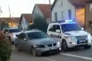 ODREĐEN PRITVOR BAHATOM VOZAČU BMW-A: Tokom potere ugrozio živote policajaca, oštetio nekoliko vozila