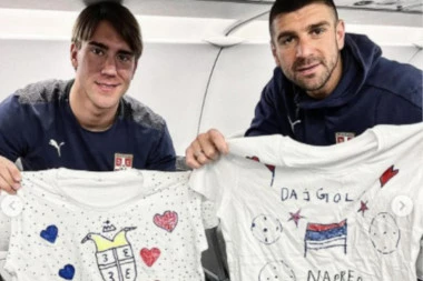 PREDIVAN GEST! Deca iz svratišta crtala poruke na majicama za fudbalere Srbije (FOTO)