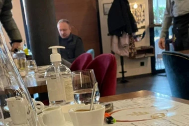 PRAVA SLIKA OPOZICIJE: Dok Vučić rešava probleme, Đilas uživa u kafiću (FOTO)
