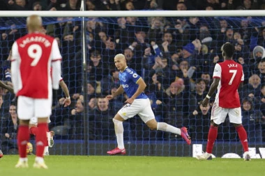 ARSENAL NA KOLENIMA: Everton jači od VAR-a i Arsenala, Rišarlison i Grej sačuvali Rafu Beniteza!