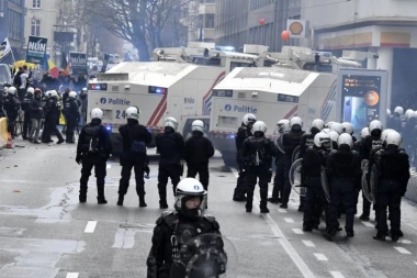 HAOS U BRISELU: Gore automobili, policija sprovodi masovna hapšenja! Kruže pozivi da se izađe na ulice "kao u Francuskoj" ! (VIDEO)