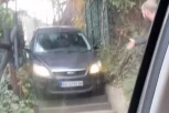 NESVAKIDAŠNJA SCENA NA SENJAKU U BEOGRADU: Vozač poterao automobli preko stepenica (VIDEO)
