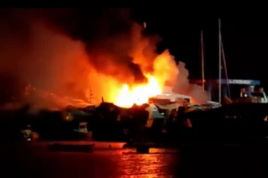 GORI LUKSUZNA JAHTA U TIVATSKOJ MARINI: Vatrogasci na terenu, plamen preti da pređe na još jedno plovilo (FOTO/VIDEO)