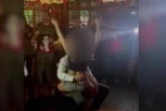 RASKALAŠNA POLICAJKA PLESALA ŠEFU U KRILU: Skandal na proslavi u kafani (VIDEO)