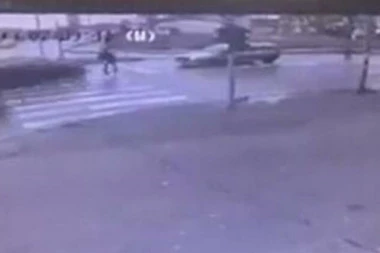 UŽAS U ŠAPCU! Automobil pod punim gasom pregazio čoveka na pešačkom prelazu (VIDEO)
