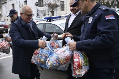 VESIĆ U MLADENOVCU: Podelio paketiće za 270 dece zdravstvenih radnika, policajaca i komunalnih milicionera