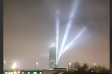SPEKALTAKULARAN IZGLED KULE BEOGRAD: Laser šou u novogodišnjoj noći(VIDEO)