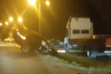 NEZGODA U SREMSKOJ KAMENICI: Automobil skrenuo sa puta i sleteo u kanal (VIDEO)