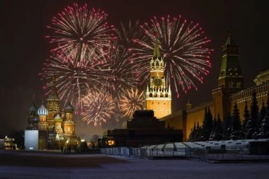 VELIKI VATROMETI ŠIROM MOSKVE: Rusija uz impozantnu pirotehniku i jak sneg ušla u 2022. godinu