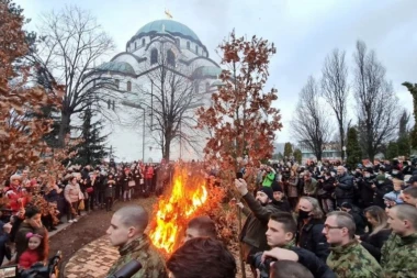Tradicionalno paljenje badnjaka ispred Hrama Svetog Save (VIDEO)