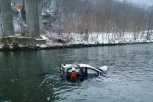 STRAVIČNA SAOBRAĆAJNA NESREĆA U PODGORICI: Vozilo sletelo u reku, izvučeno telo jedne osobe, za još nekoliko se traga!