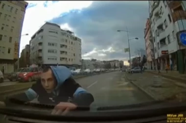 PRVO SE BACA PRED VOZILO, A ONDA NA HAUBU! Muškarac pokušava da iscenira saobraćajnu nesreću! ŠOKANTAN PRIZOR U NOVOM SADU! (VIDEO)