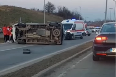 ČETIRI DEVOJČICE NA HIRURGIJI! Sudar dva automobila u Petrovaradinu! (VIDEO)
