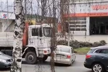 KAKO SU OVO USPELI? Bizarna saobraćajka u Novom Sadu: Prolaznici ostali u ŠOKU (VIDEO)
