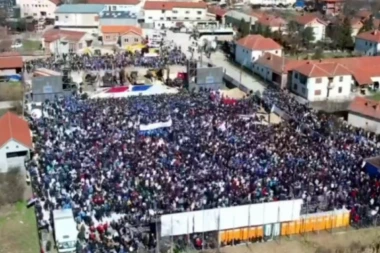 OKUPLJENI UZVIKIVALI: "ACO SRBINE"! Najmanje 20.000 ljudi dočekalo Vučića u Merošini!