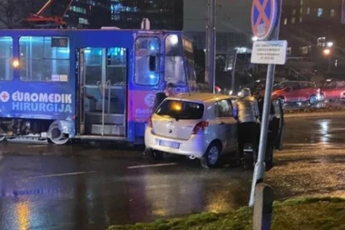 TEŽAK SUDAR U BULEVARU KRALJA ALEKSANDRA: U nesreći učestvovao tramvaj, automobil završio na krovu
