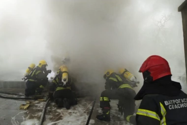 POŽAR NA BANOVOM BRDU: Gori zgrada Poreske uprave - evakuisan objekat, u toku je gašenje vatre