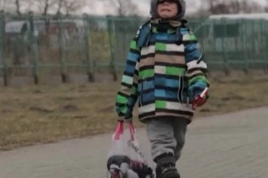 SNIMAK KOJI SLAMA I NAJTVRĐA SRCA! Dečak prelazi ukrajinsku granicu: EGZODUS, PORODICE SU RASPARČANE! (VIDEO)