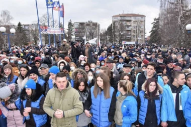 VIJORILE SE TROBOJKE NA SKUPU: Ogroman broj građana dočekao Vučića u Mladenovcu (VIDEO)