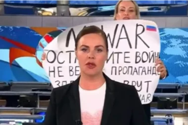 Novinarka na PUTINOVOJ TV napravila prvorazredni SKANDAL! Sve u programu UŽIVO! Odmah privedena u policiju! (FOTO/VIDEO)